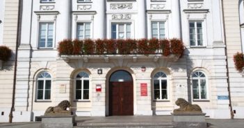 Lodowy Mikołaj przed ratuszem