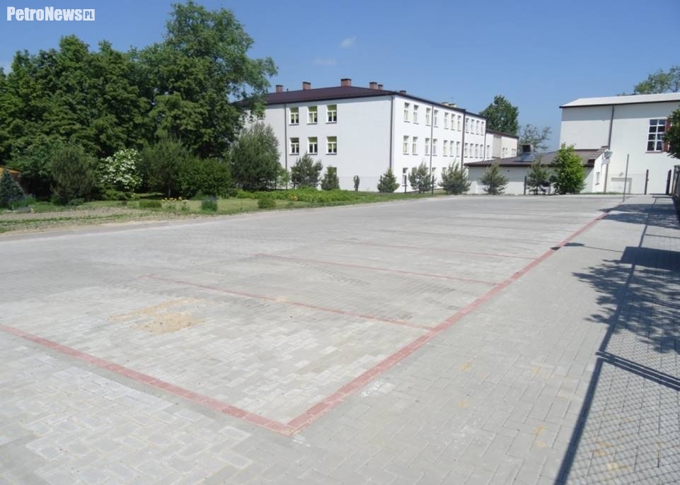 parking-samorzadowe-przedszkole-radzanowo