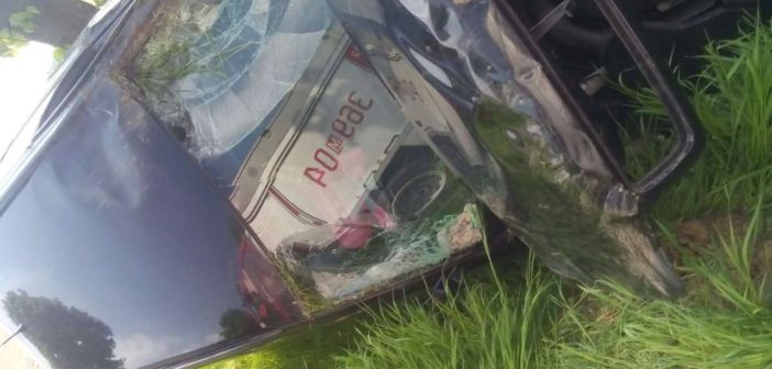 Wypadł z drogi i uderzył w drzewo