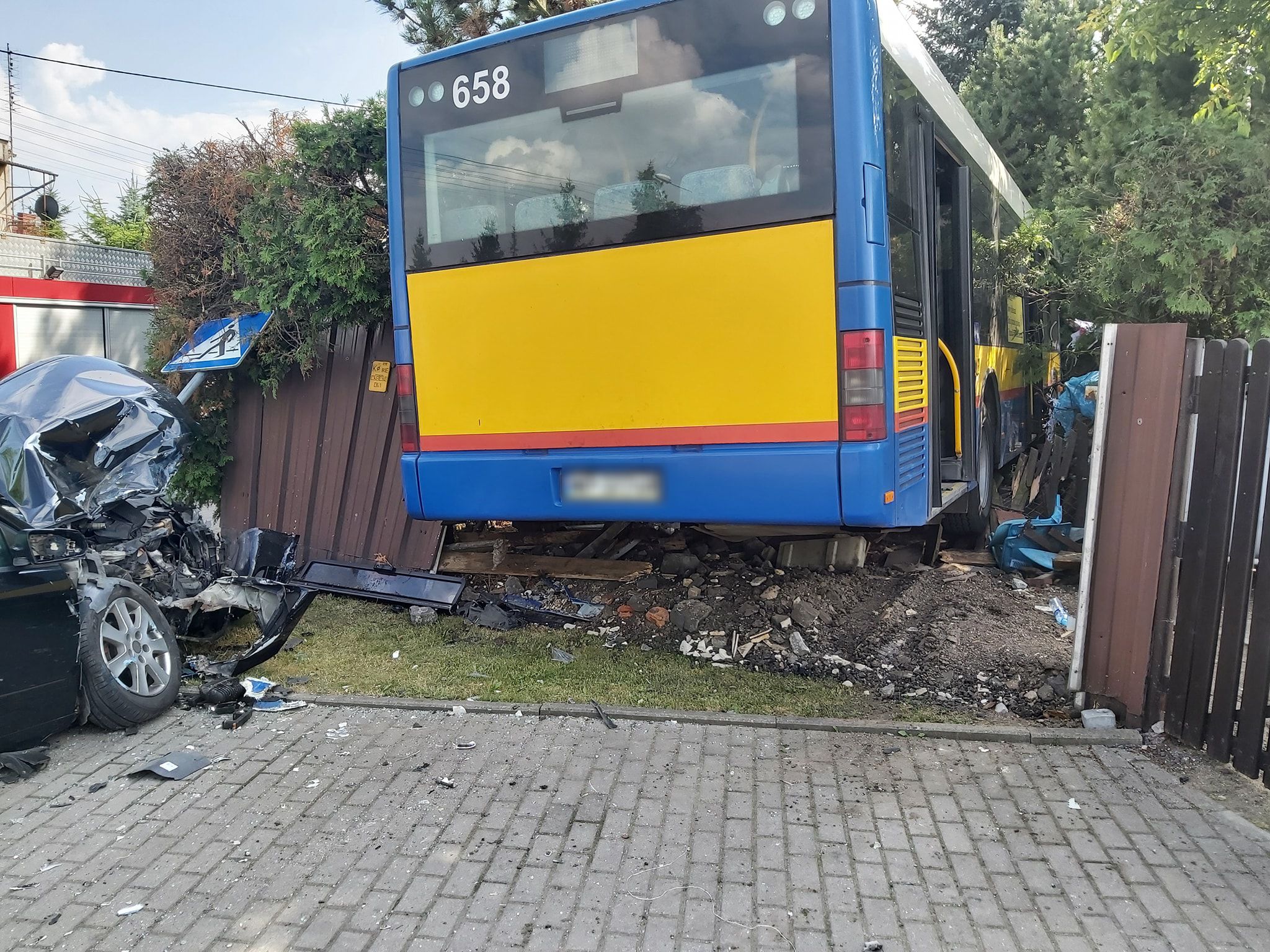 autobus wbił się na posesję w Nowym Gulczewie