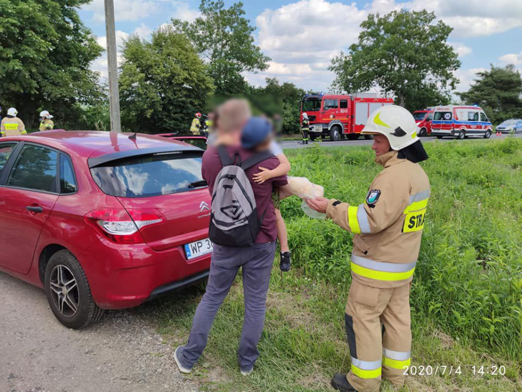 Zderzenie trzech osobówek i busa w gminie Nowy Duninów [ZDJĘCIA]