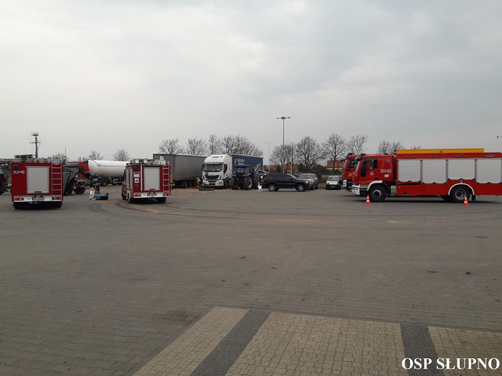 Ktoś porzucił ciężarówkę na parkingu. W środku 15 tys. litrów kwasopochodnej substancji