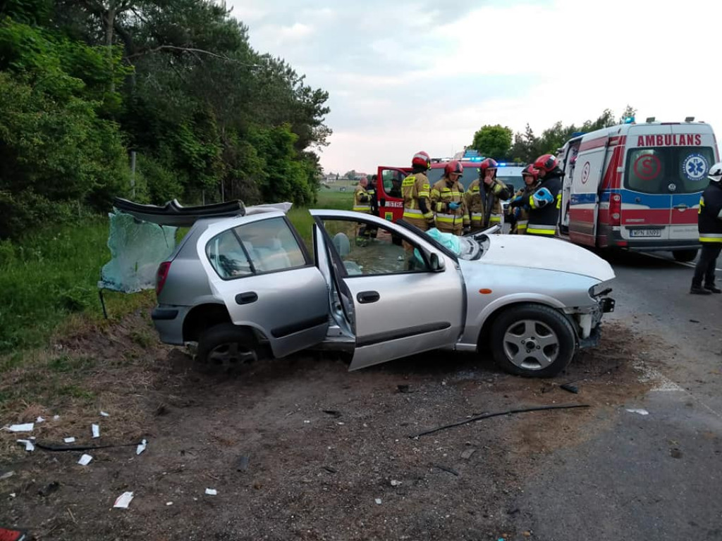 Uderzyli samochodem w betonowy przepust. Dwie osoby zakleszczone w aucie [ZDJĘCIA]