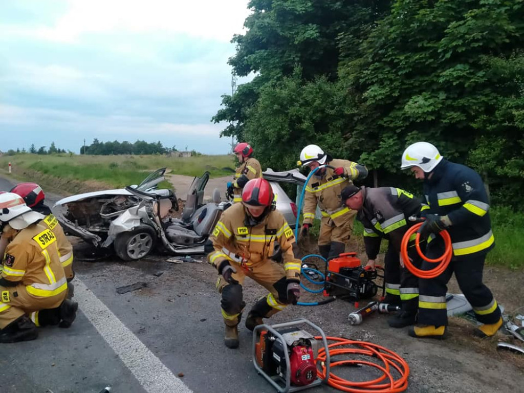 Uderzyli samochodem w betonowy przepust. Dwie osoby zakleszczone w aucie [ZDJĘCIA]