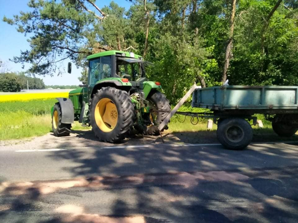 Zahaczył o ciągnik, dachował. Kierowca był pijany [ZDJĘCIA]