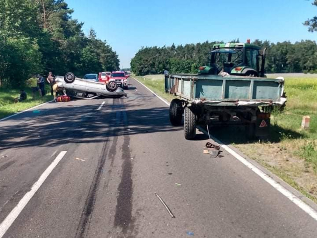 Zahaczył o ciągnik, dachował. Kierowca był pijany [ZDJĘCIA]