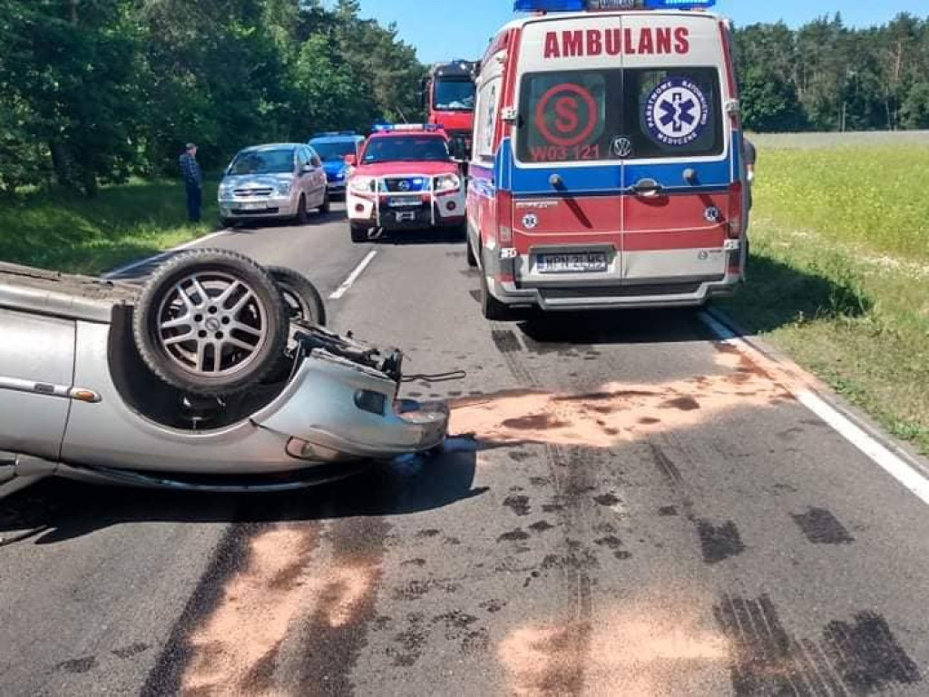 Zahaczył o ciągnik, dachował. Kierowca był pijany [ZDJĘCIA]