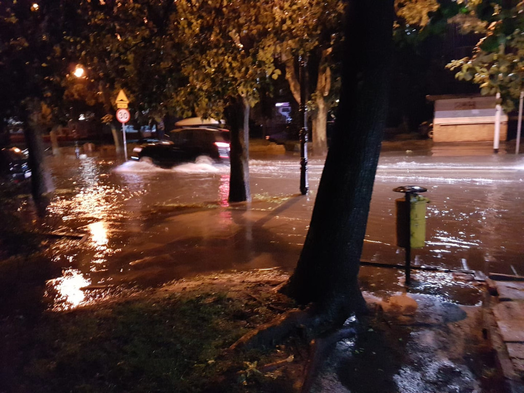 Płock znów pod wodą. Potężna ulewa zablokowała miasto [ZDJĘCIA, FILM]