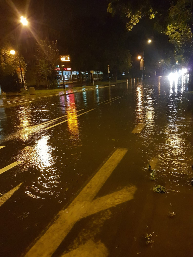 Płock znów pod wodą. Potężna ulewa zablokowała miasto [ZDJĘCIA, FILM]