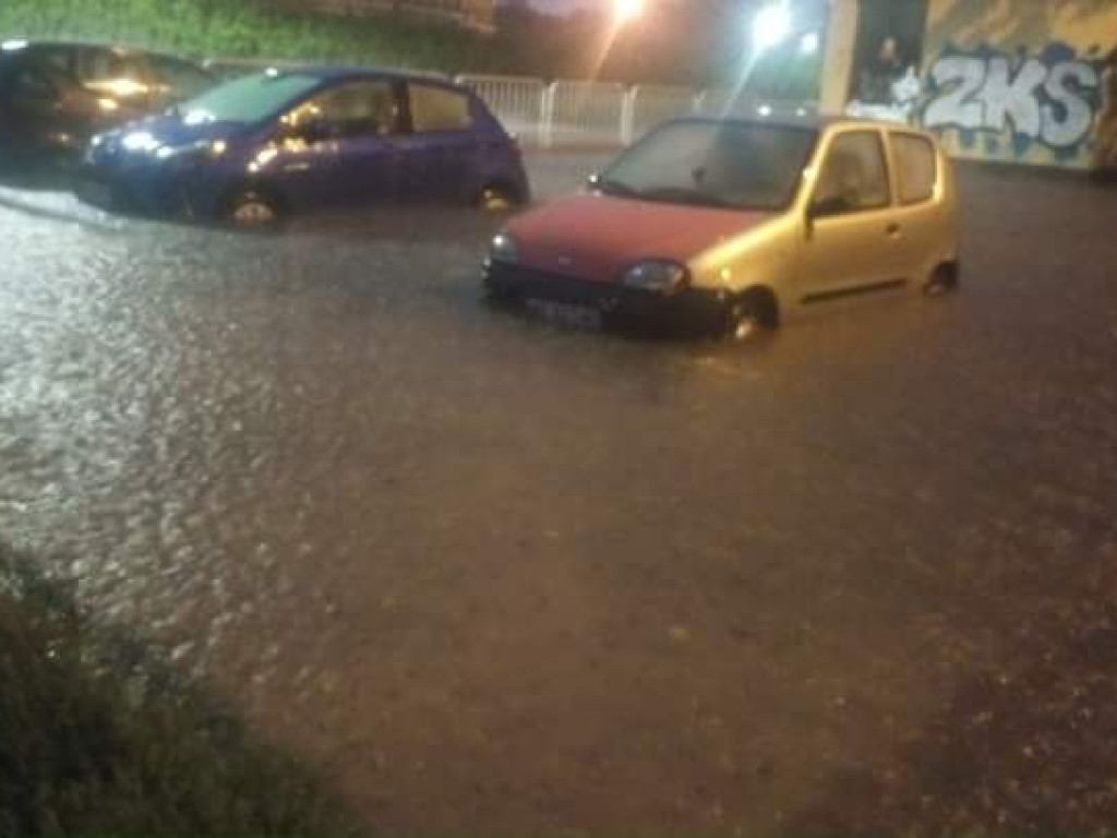 Płock znów pod wodą. Potężna ulewa zablokowała miasto [ZDJĘCIA, FILM]