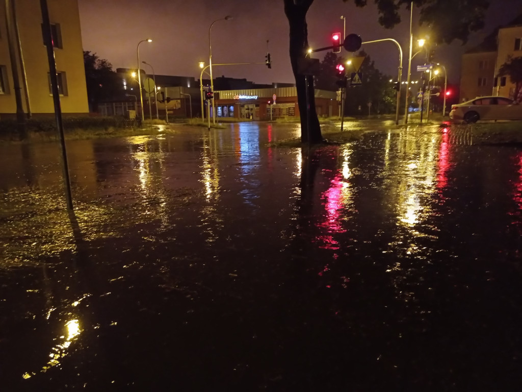 Płock znów pod wodą. Potężna ulewa zablokowała miasto [ZDJĘCIA, FILM]