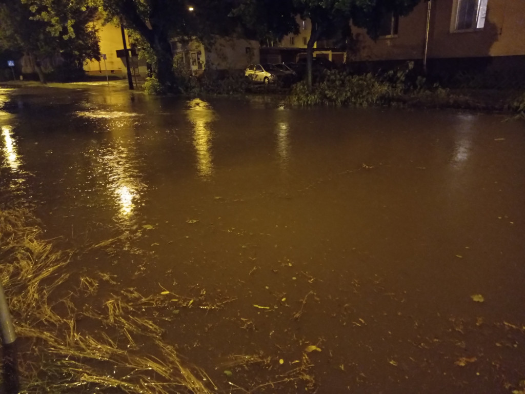 Płock znów pod wodą. Potężna ulewa zablokowała miasto [ZDJĘCIA, FILM]