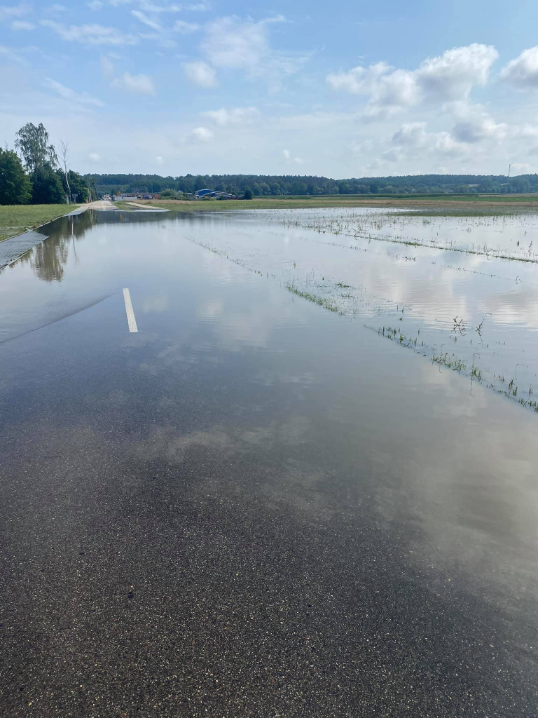 Rzeka wystąpiła z brzegów. Zerwane mosty, nieprzejezdne drogi, trzy osoby ewakuowane [ZDJĘCIA]