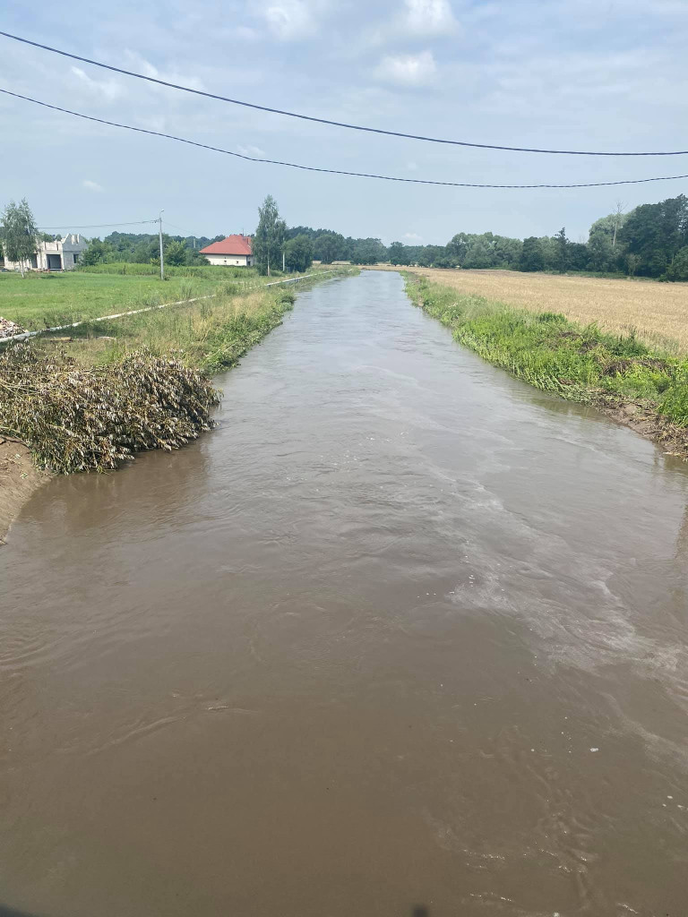 Rzeka wystąpiła z brzegów. Zerwane mosty, nieprzejezdne drogi, trzy osoby ewakuowane [ZDJĘCIA]