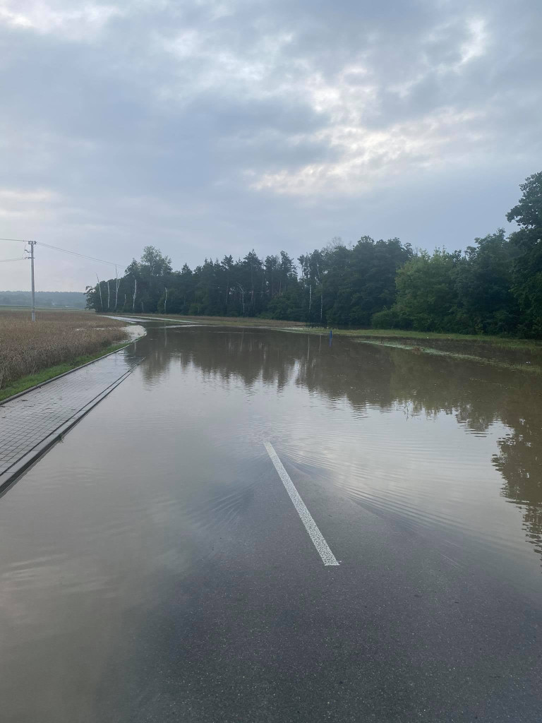 Rzeka wystąpiła z brzegów. Zerwane mosty, nieprzejezdne drogi, trzy osoby ewakuowane [ZDJĘCIA]