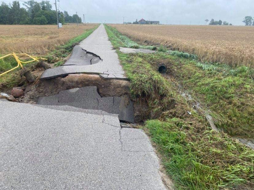 Rzeka wystąpiła z brzegów. Zerwane mosty, nieprzejezdne drogi, trzy osoby ewakuowane [ZDJĘCIA]