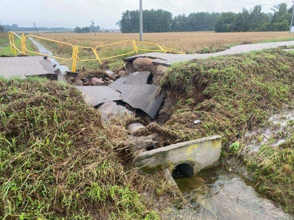 Rzeka wystąpiła z brzegów. Zerwane mosty, nieprzejezdne drogi, trzy osoby ewakuowane [ZDJĘCIA]