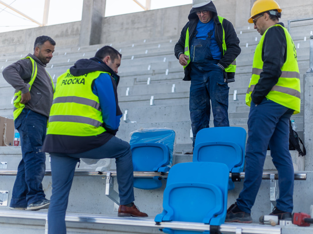 Na stadionie Wisły Płock montują krzesełka [ZDJĘCIA]