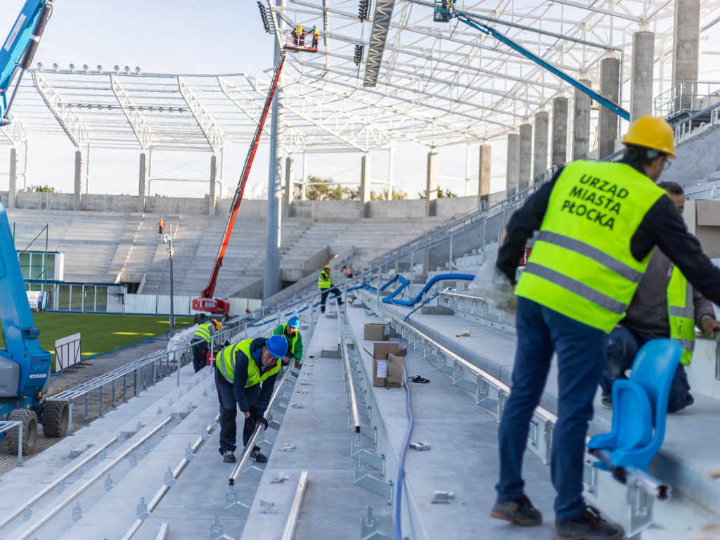 Na stadionie Wisły Płock montują krzesełka [ZDJĘCIA]