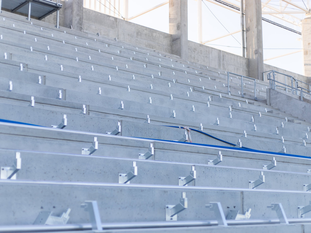 Na stadionie Wisły Płock montują krzesełka [ZDJĘCIA]