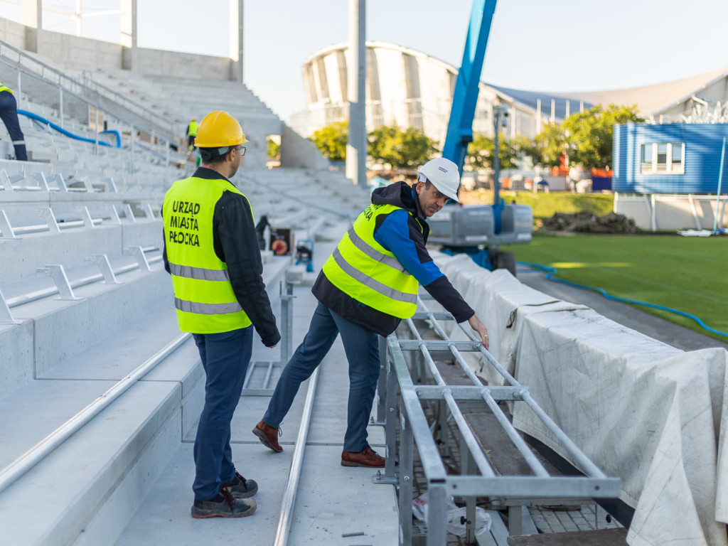 Na stadionie Wisły Płock montują krzesełka [ZDJĘCIA]