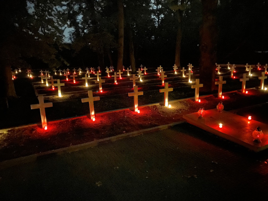 Skazani z płockiego Zakładu Karnego odnowili mogiły żołnierzy