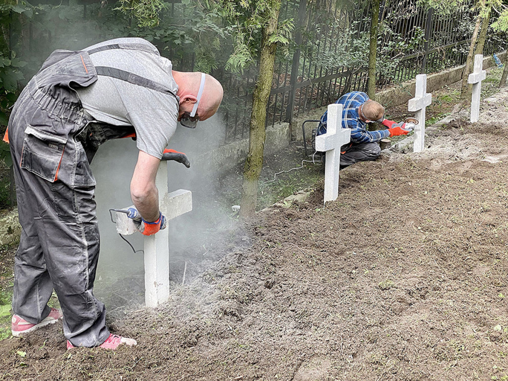 Skazani z płockiego Zakładu Karnego odnowili mogiły żołnierzy