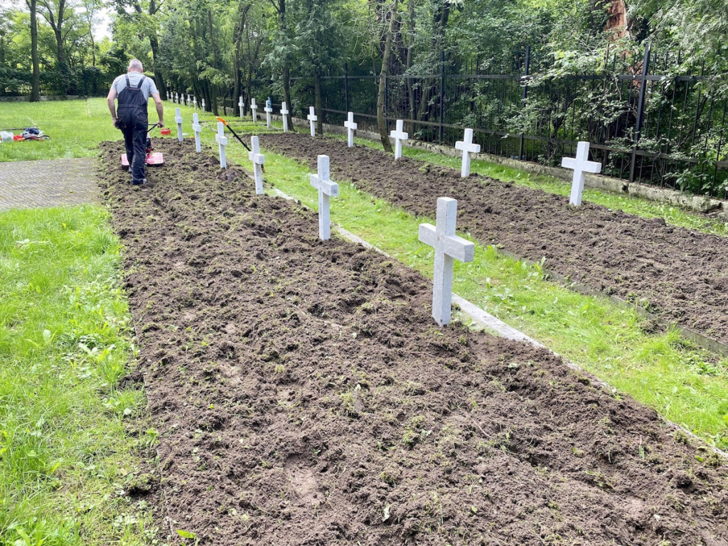 Skazani z płockiego Zakładu Karnego odnowili mogiły żołnierzy