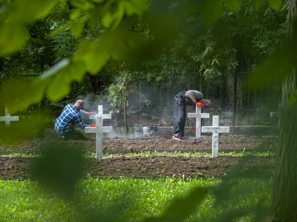 Skazani z płockiego Zakładu Karnego odnowili mogiły żołnierzy