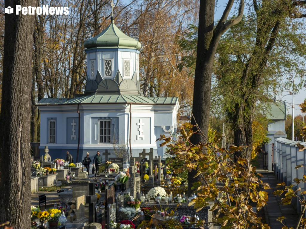 Płocczanie na cmentarzach. Trwała kwesta, a cmentarne alejki ożyły [ZDJĘCIA]