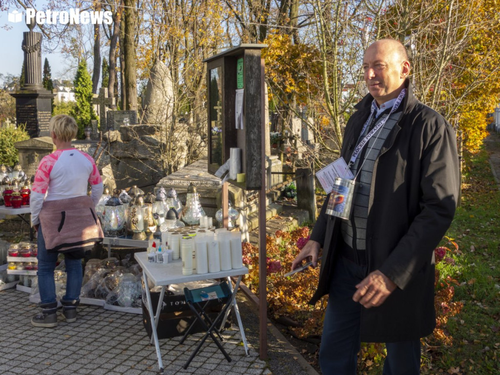 Płocczanie na cmentarzach. Trwała kwesta, a cmentarne alejki ożyły [ZDJĘCIA]