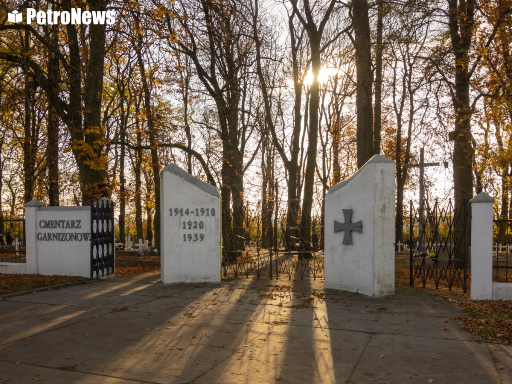 Płocczanie na cmentarzach. Trwała kwesta, a cmentarne alejki ożyły [ZDJĘCIA]