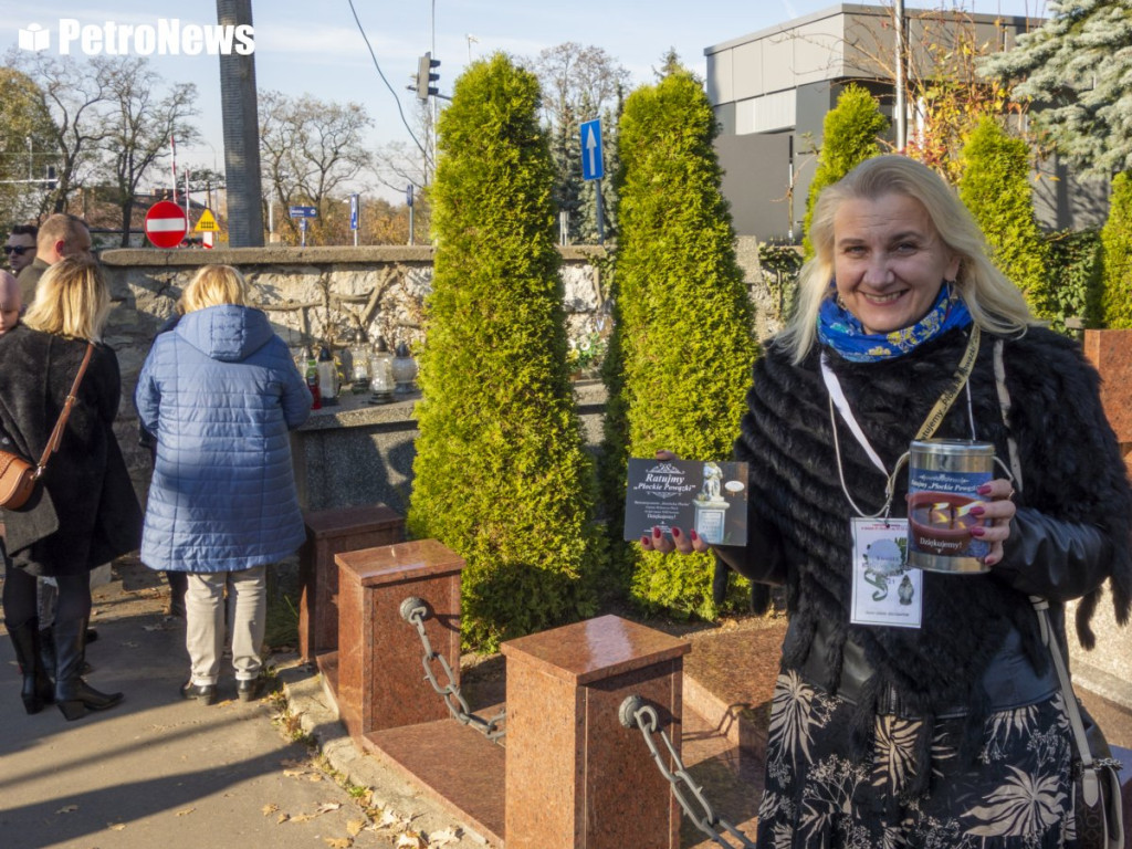 Płocczanie na cmentarzach. Trwała kwesta, a cmentarne alejki ożyły [ZDJĘCIA]