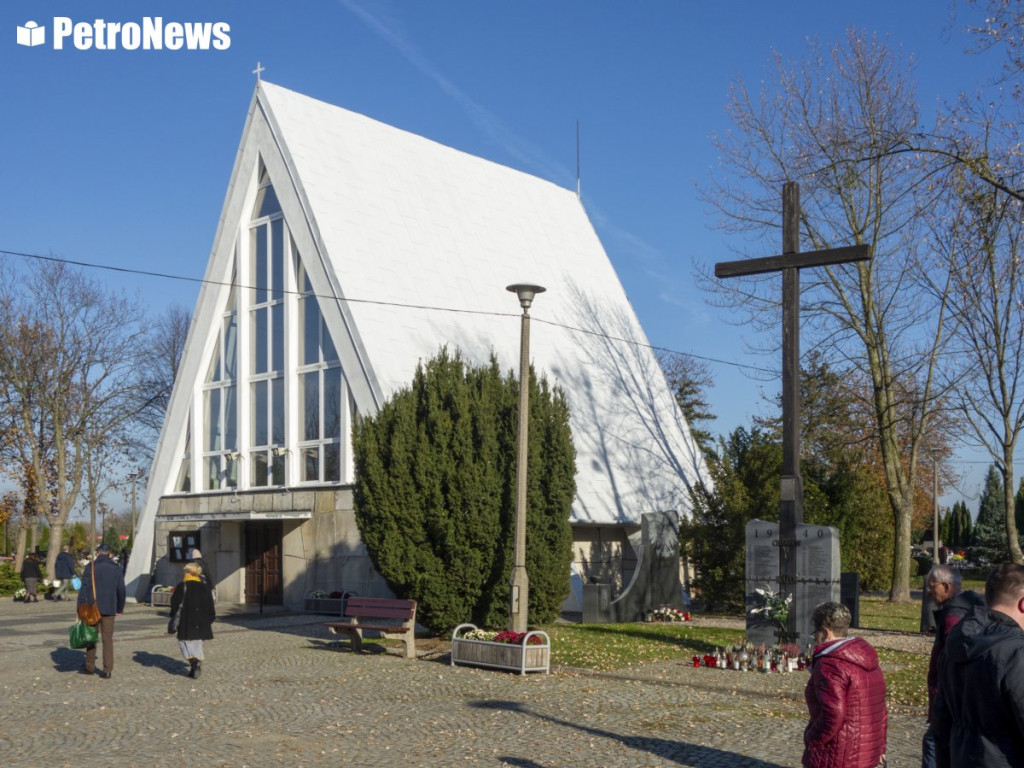 Płocczanie na cmentarzach. Trwała kwesta, a cmentarne alejki ożyły [ZDJĘCIA]