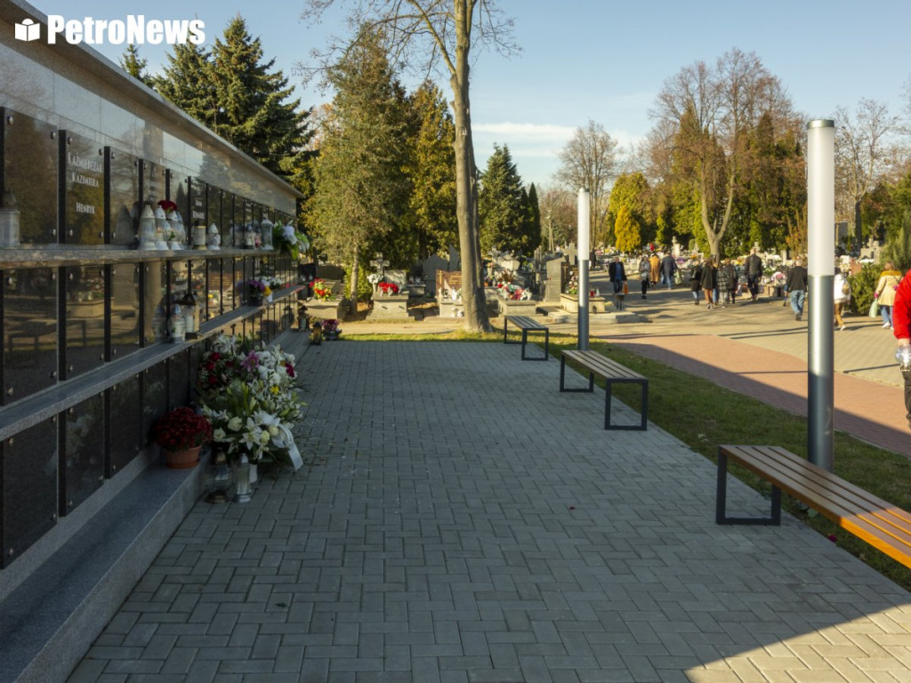 Płocczanie na cmentarzach. Trwała kwesta, a cmentarne alejki ożyły [ZDJĘCIA]