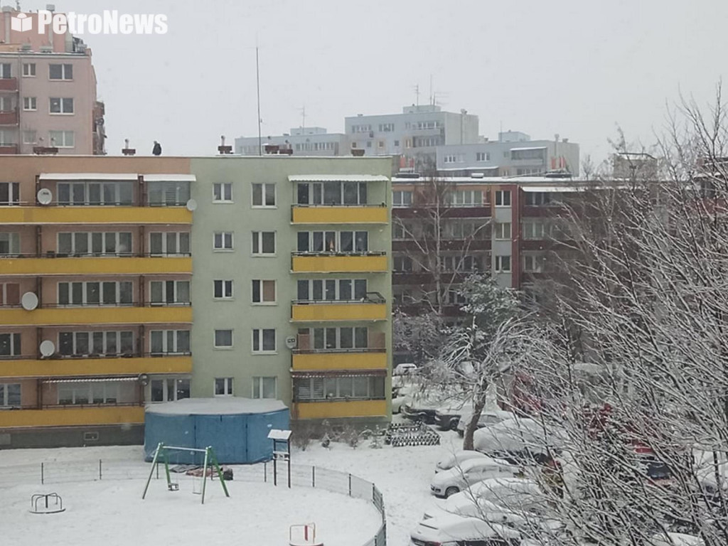 Po balkonach wszedł na dach, groził samobójstwem, uciekł i poranił się, aż zasłabł w banku... [FILM, ZDJĘCIA]