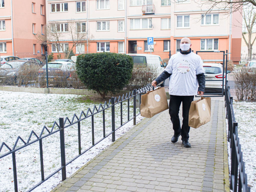 Paczki dla płockich seniorów już wręczone! [FILM, ZDJĘCIA]