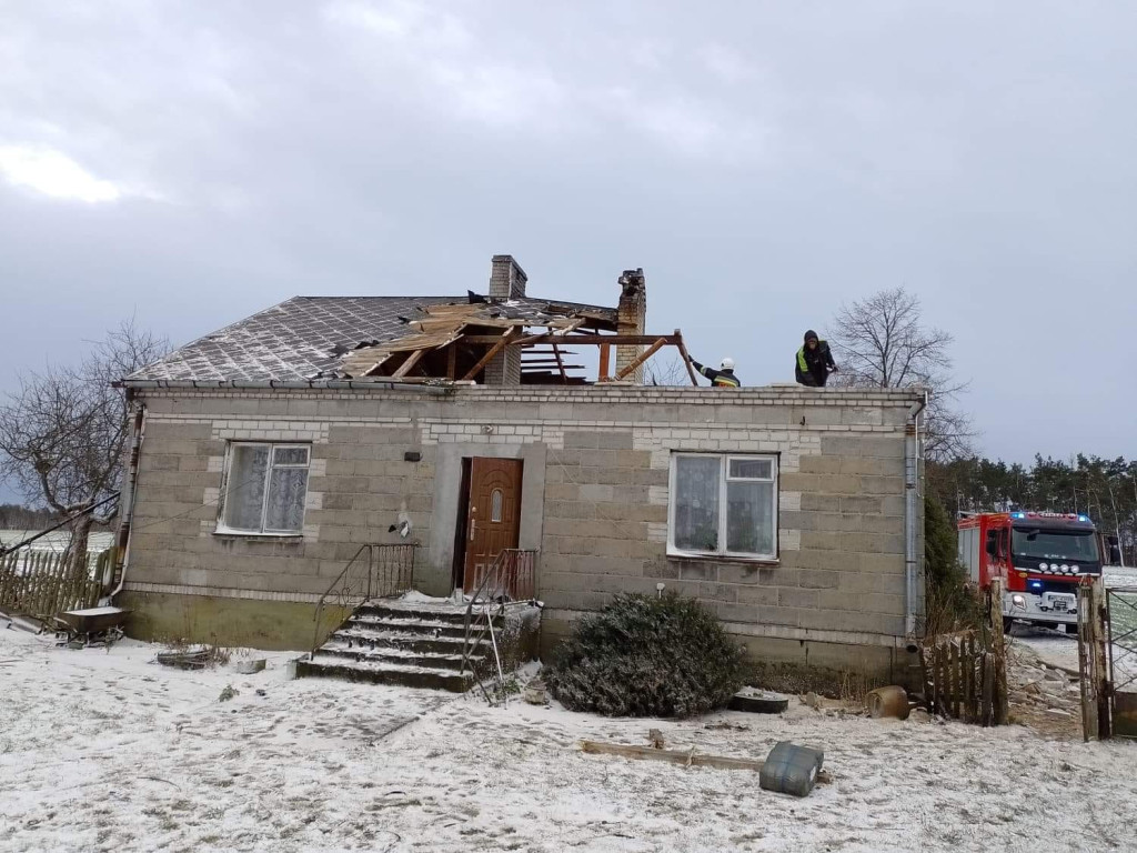 Po burzy śnieżnej: zerwany namiot do testowania COVID-19, połamane drzewa, zerwane dachy... [ZDJĘCIA]
