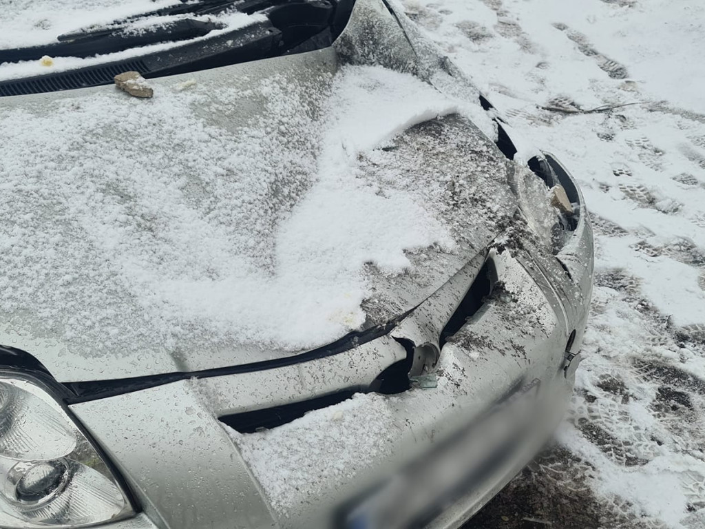 Po burzy śnieżnej: zerwany namiot do testowania COVID-19, połamane drzewa, zerwane dachy... [ZDJĘCIA]