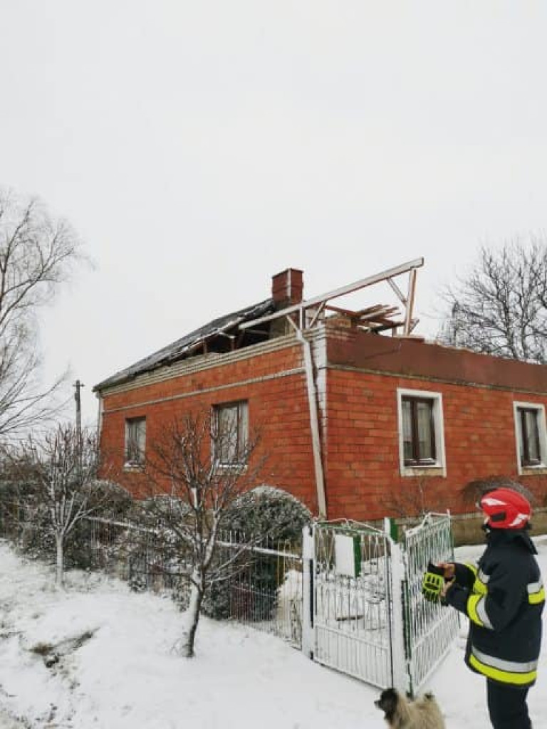 Po burzy śnieżnej: zerwany namiot do testowania COVID-19, połamane drzewa, zerwane dachy... [ZDJĘCIA]