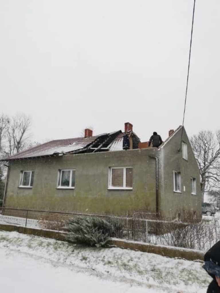 Po burzy śnieżnej: zerwany namiot do testowania COVID-19, połamane drzewa, zerwane dachy... [ZDJĘCIA]