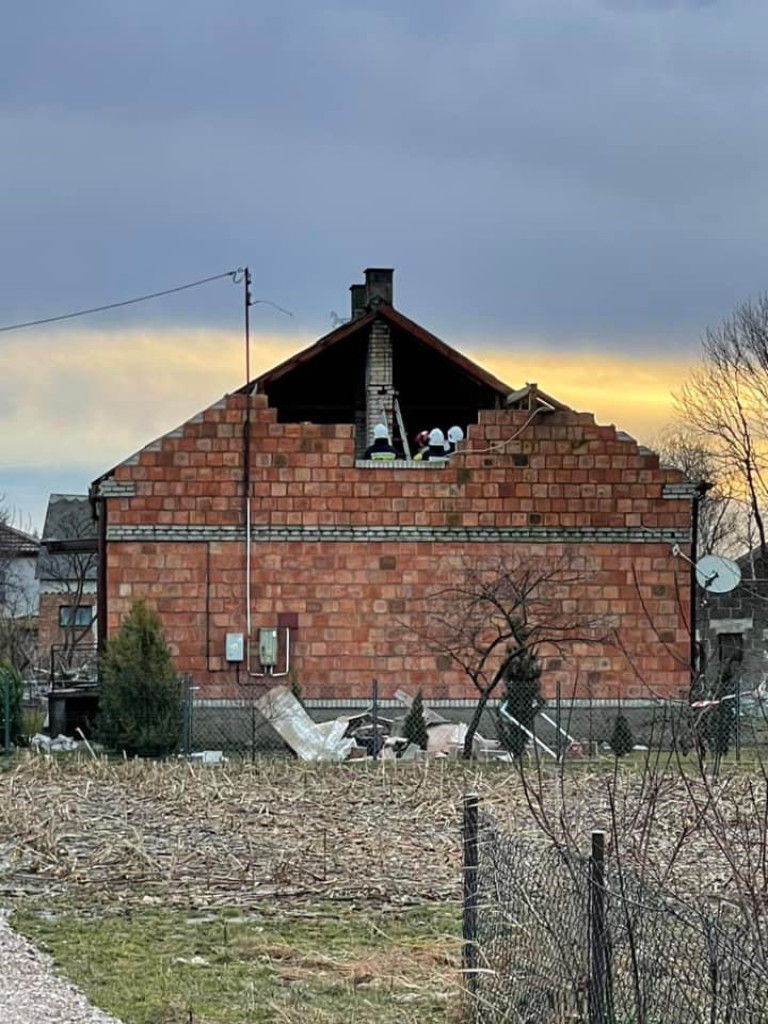 Wichura nad regionem płockim. Powalone drzewa, brak prądu, zerwane dachy [ZDJĘCIA]