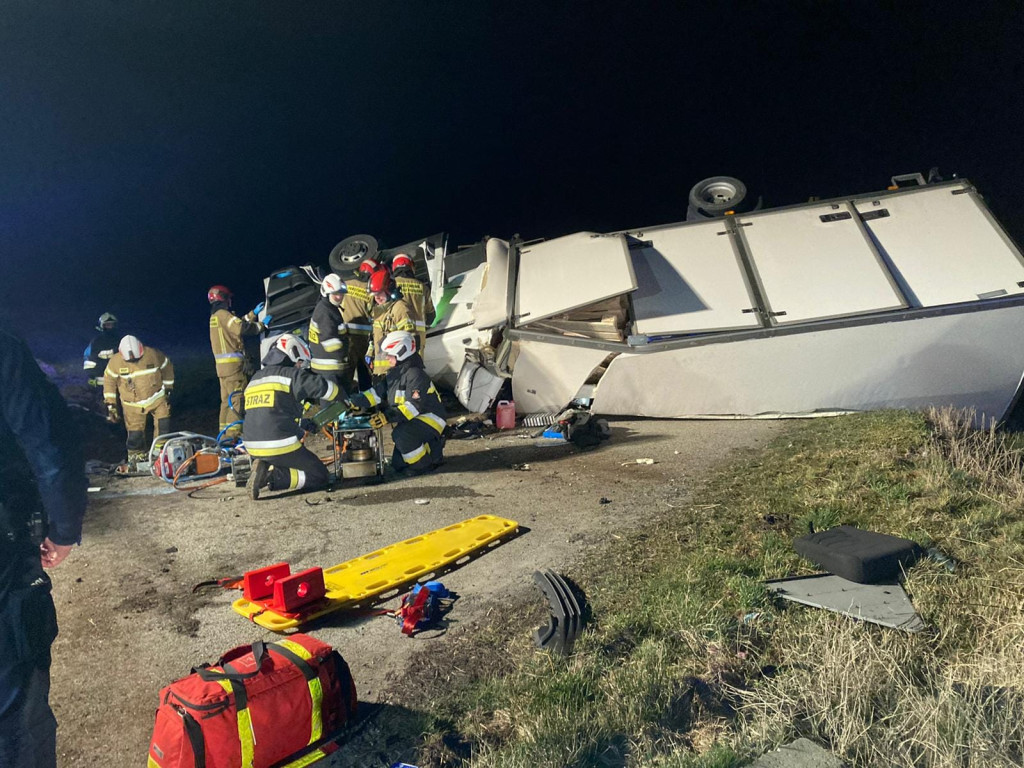 Poważny wypadek w Bielsku. Ranny kierowca ciężarówki [ZDJĘCIA]
