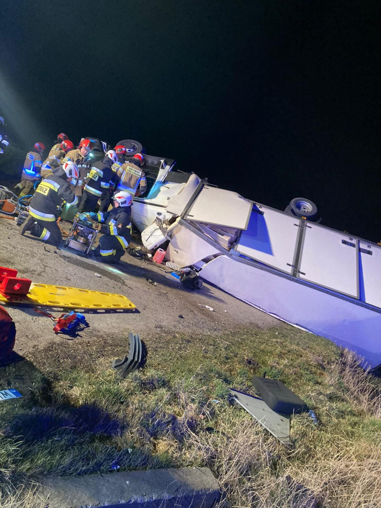 Poważny wypadek w Bielsku. Ranny kierowca ciężarówki [ZDJĘCIA]