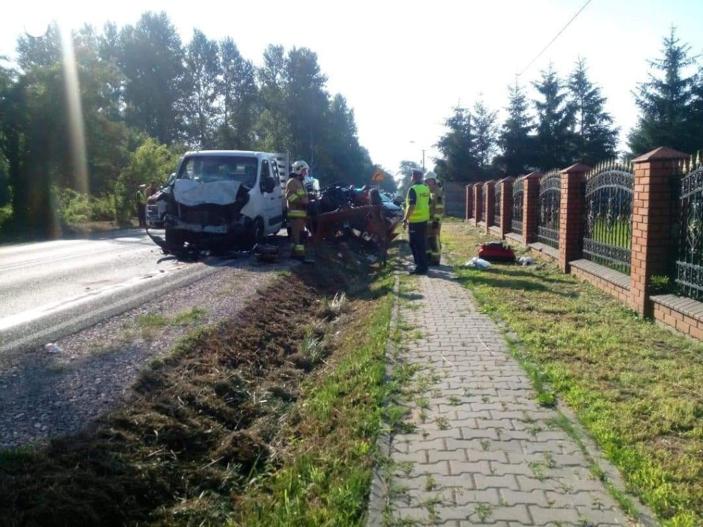 Zderzenie ciągnika rolniczego i samochodu dostawczego. Trzy osoby ranne