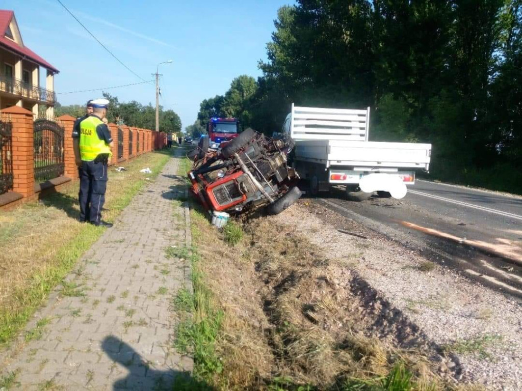 Zderzenie ciągnika rolniczego i samochodu dostawczego. Trzy osoby ranne