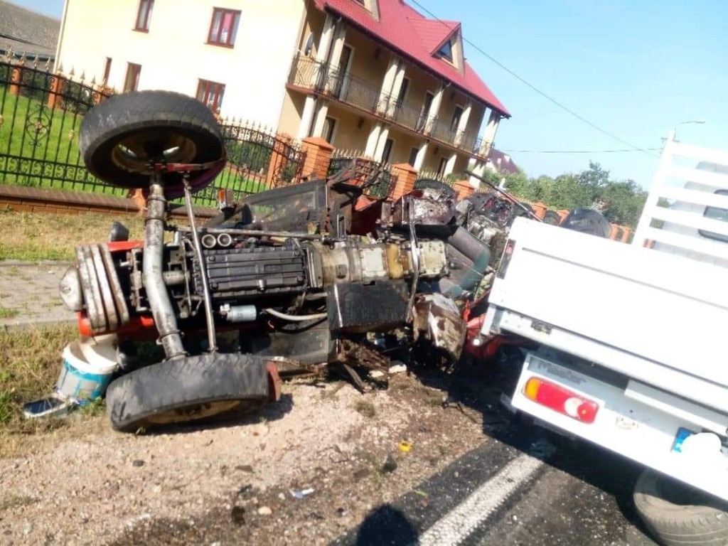 Zderzenie ciągnika rolniczego i samochodu dostawczego. Trzy osoby ranne