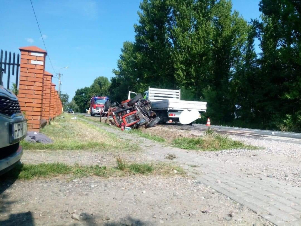 Zderzenie ciągnika rolniczego i samochodu dostawczego. Trzy osoby ranne