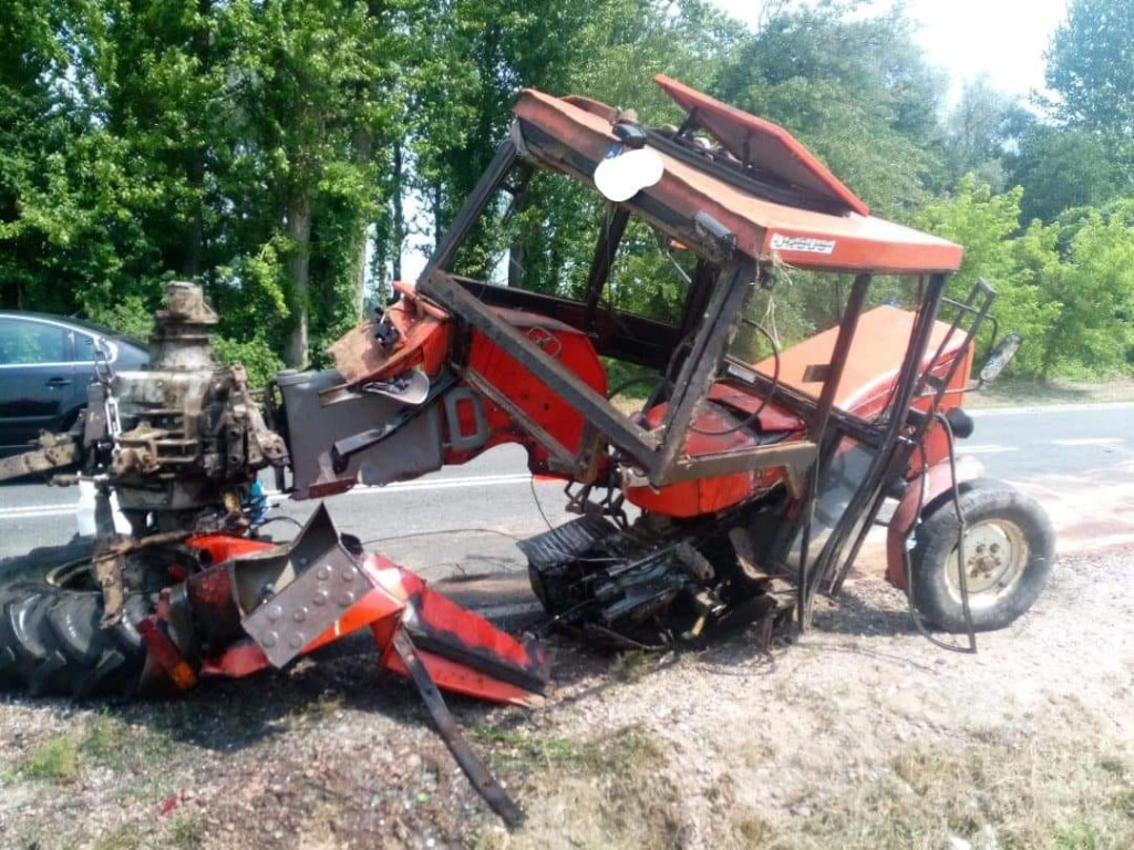 Zderzenie ciągnika rolniczego i samochodu dostawczego. Trzy osoby ranne