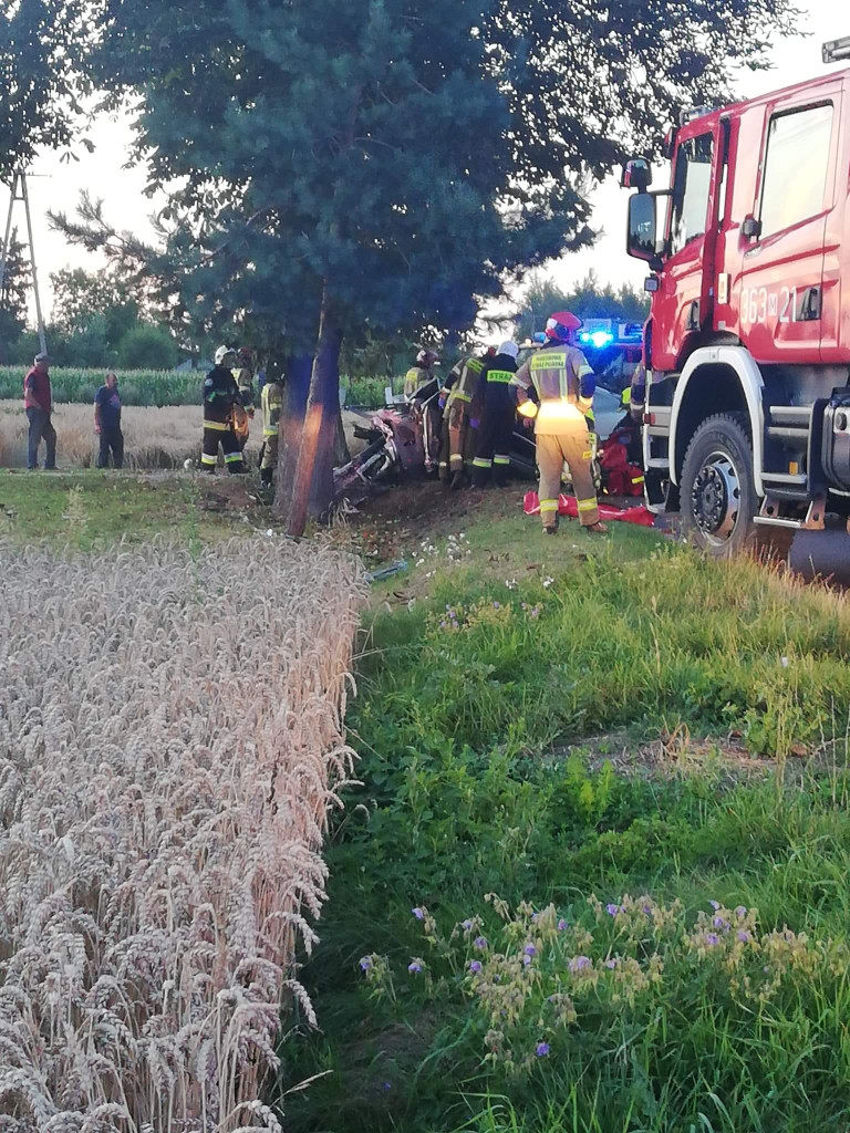 Stracił panowanie nad pojazdem, uderzył w drzewo. Poważny wypadek w powiecie płockim [ZDJĘCIA]